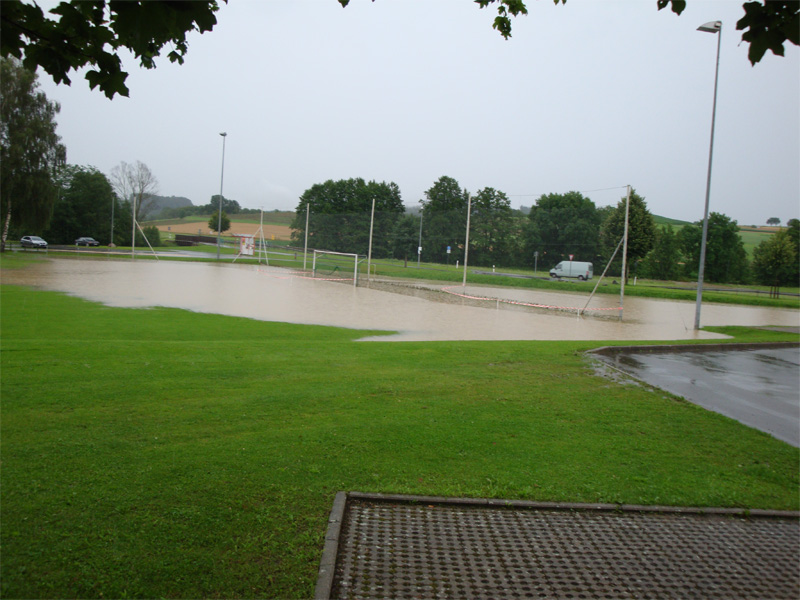 Änderung der Satzung und Überschwemmung Sportplatz